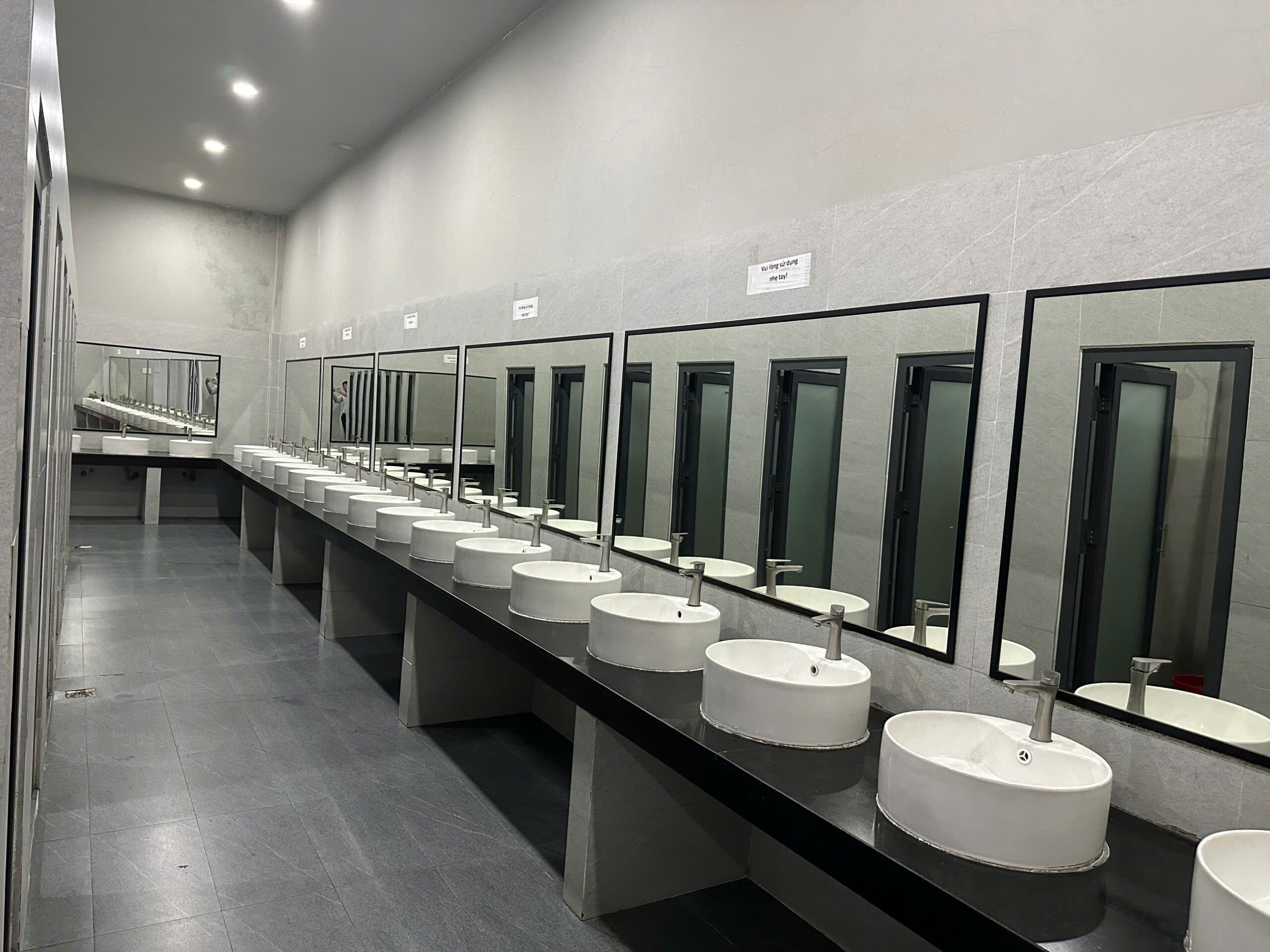 Khu vực nhà vệ sinh khu nội trú trường Trần Cao Vân